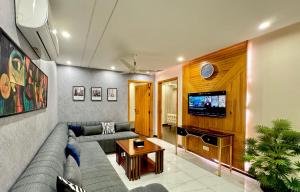 Lux Haven Stays 2 Bedroom Luxury Apartment Near Gulberg - Ultimate Getaway Experience
