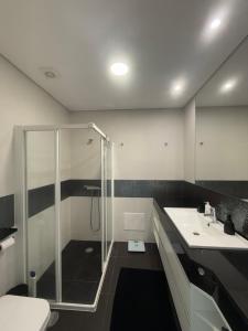 Sunny modern 2 bedroom apartment