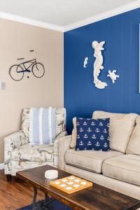 Top-Floor Canal-Front Condo Walk to Beach