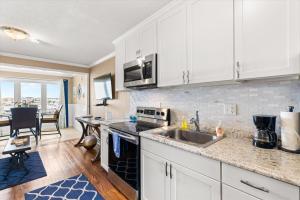 Top-Floor Canal-Front Condo Walk to Beach