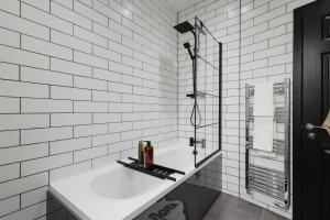 Luxury 3 Bed Home Near Peak District with Cinema Room