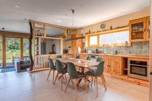 Waterfront Escape I Svencele I 2BR I Terrace I ᴄᴏʜᴏsᴛ