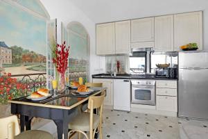 Madeleine & Champs-Élysées - 2BR 2BA with Balcony - Paris Vacation Rentals