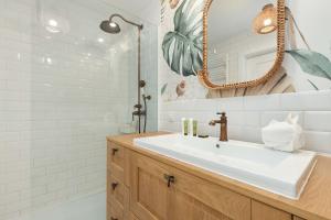 Beige Apartment in Gdańsk with Air Conditioned Living Room, Parking and Desk by Renters Prestige