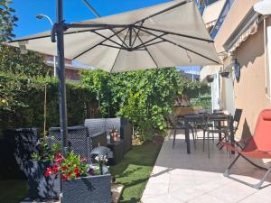 Lovely apartment with private garden and a swimming-pool