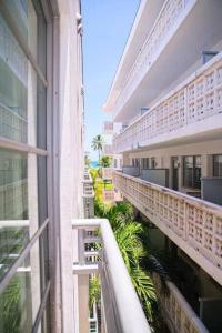 Miami Ocean Drive 1BR APT & Rooftop Pool Access