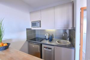 Bright with balcony at Buttes Chaumont