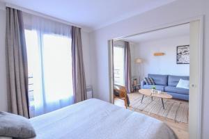 Bright with balcony at Buttes Chaumont