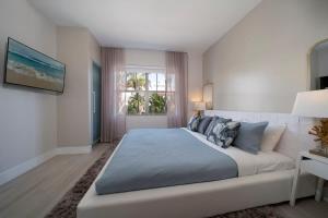 The iconic Ocean Drive - 1 BDR - Rooftop Pool and Bar