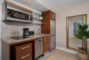 The iconic Ocean Drive - 1 BDR - Rooftop Pool and Bar