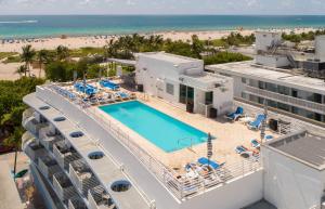 The iconic Ocean Drive - 1 BDR - Rooftop Pool and Bar