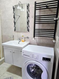 Cozy apartment by the sea with a view of the mountains