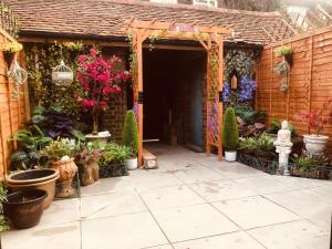 Zone1 House Sleeps 8 - 2 Mins to Station - Pets Ok