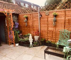 Zone1 House Sleeps 8 - 2 Mins to Station - Pets Ok