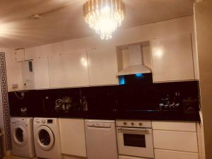 Zone1 House Sleeps 8 - 2 Mins to Station - Pets Ok