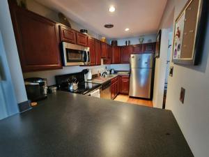 Beautiful 2BR Apartment w Office Area