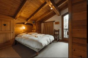 Cottage with balconies in Demi-Quartier