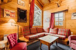 Cottage with balconies in Demi-Quartier