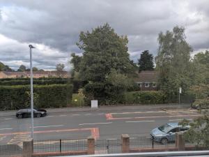 Comfortable and Peaceful 2 Bedroom Flat with Shared Bathroom and Kitchen Close to Manchester Airport