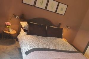 Llangollen 1-Bed Cottage Sleeps 2 with Parking