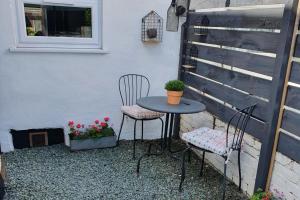 Llangollen 1-Bed Cottage Sleeps 2 with Parking