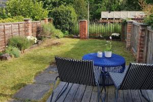 Llangollen 1-Bed Cottage Sleeps 2 with Parking