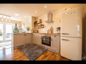 Stunning Views, Hot Tub, 5 minutes to Chester