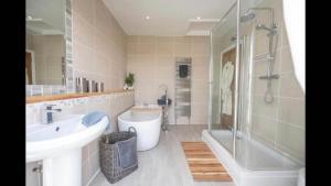 Stunning Views, Hot Tub, 5 minutes to Chester