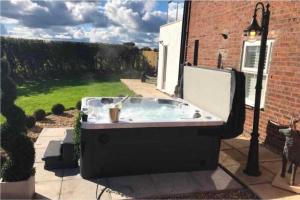 Stunning Views, Hot Tub, 5 minutes to Chester