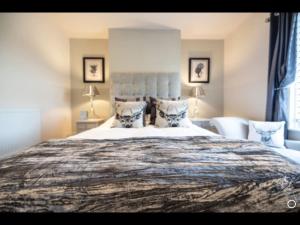 Stunning Views, Hot Tub, 5 minutes to Chester