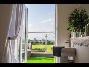 Stunning Views, Hot Tub, 5 minutes to Chester