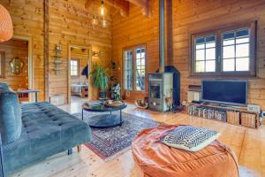 Peaceful Mountain Chalet for 4, with Garden, Games & BBQ