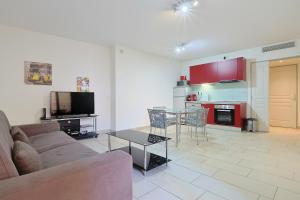 Le Suquet by Winsome Destination