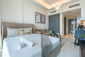 Walking distance to Dubai Miracle Garden and Butterfly Garden, Few minutes drive to Mall of the Emirates and IMG Worlds of Adventure - Samana Park Views, Arjan by Deluxe Holiday Homes