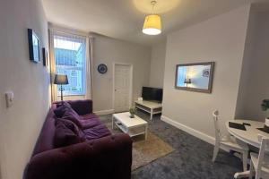 Hambledon Downstairs Flat - Sleeps 3 -Pet friendly