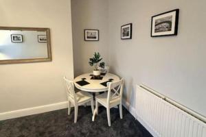 Hambledon Downstairs Flat - Sleeps 3 -Pet friendly