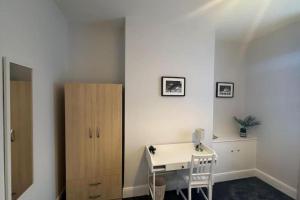Hambledon Downstairs Flat - Sleeps 3 -Pet friendly