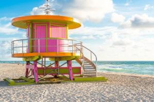 Ocean Dr 1BR Apt with Rooftop Pool 93 Walk Score