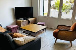 Spacious cocoon with garden near the sea