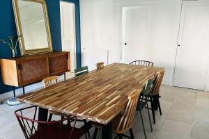 Spacious cocoon with garden near the sea