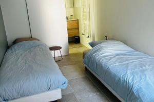 Spacious cocoon with garden near the sea