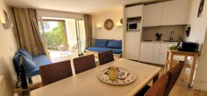 Bright cocoon with garden and sea view