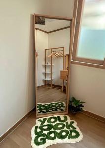 Maximum 6 people, Hongik University Station 7 minutes, Airport Bus, Free Luggage Storage, 3 Rooms, 3 Queen Beds