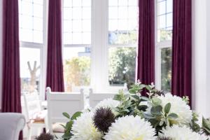 Luxury garden flat, 2-min walk to beach + parking