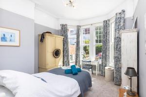 Luxury garden flat, 2-min walk to beach + parking