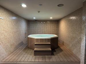 Modern apartment with pool, jacuzzi and gym #1984