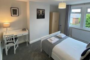 Storey Flat - Sleeps 4 - Pet friendly - Parking
