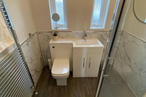 Storey Flat - Sleeps 4 - Pet friendly - Parking