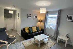 Storey Flat - Sleeps 4 - Pet friendly - Parking