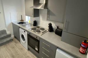 Storey Flat - Sleeps 4 - Pet friendly - Parking